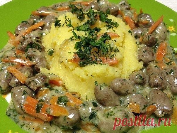 Тушеные куриные сердечки 

Ингредиенты: 
-сердечки куриные 1 кг 
-лук 1 шт. 
-морковь 1 шт. 
-зелень 1 пучок 
-молоко коровье 100 г 
-масло растительное 100 г 
-масло сливочное 50 г 
-мука 1 ст.л. 
-соль по вкусу 
-перец по вкусу 
-вода 1 ст. 

Приготовление: 
Подготовить ингредиенты. Куриные сердечки промыть и очистить от пленки. 
Морковь нарезать соломкой. 
Лук нарезать полукольцами. 
На сковороде растопить сливочное масло и обжарить куриные сердечки на среднем огне, что...