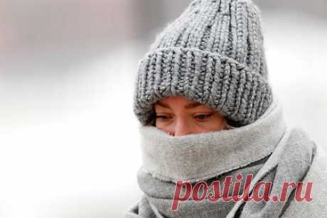 Российский терапевт рассказала о требующем обращения в больницу симптоме. Появление боли при вдыхании холодного воздуха может быть признаком развития у человека сердечных заболеваний. Об опасном симптоме предупредила специалист-терапевт Оксана Драпкина. Она также назвала и другие симптомы, указывающие на наличие проблем со здоровьем — боль в животе и боль, отдающуюся в конечностях.