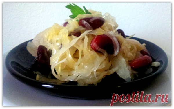 Салат из кислой капусты с фасолью. 
На пути в магазин встретила соседку, она уже с полными сумками, а я только за полными сумками, конечно, немного поговорили и как всегда на тему: 