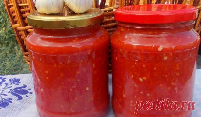 Аджика с чесноком и помидорами без варки