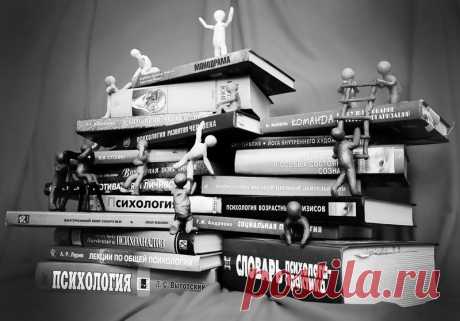 Человек, довольный собой, отказывается от прогресса. За внешне положительным понятием удовлетворенности в действительности скрывается лень, безразличие и нежелание развиваться. В этом, в частности, заключается причина того, почему удовлетворенность стала одним из самых распространенных оправданий бездействия. Люди, ставшие жертвой этого недуга, вдобавок ко всему считают себя вполне добропорядочными.