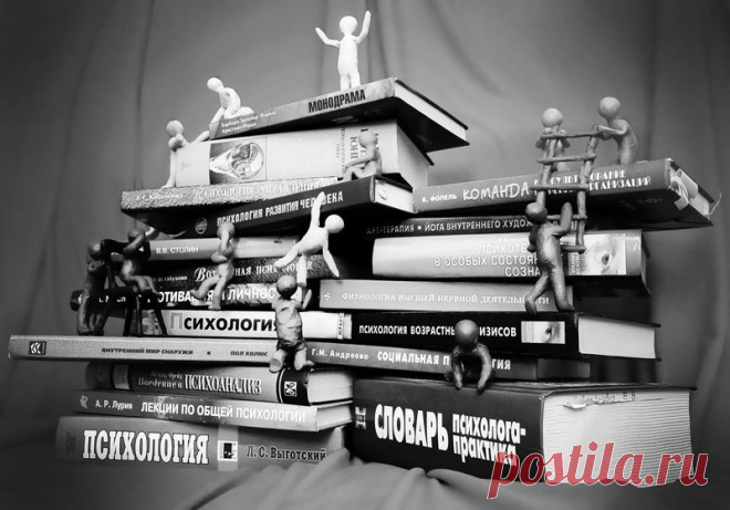 Человек, довольный собой, отказывается от прогресса. За внешне положительным понятием удовлетворенности в действительности скрывается лень, безразличие и нежелание развиваться. В этом, в частности, заключается причина того, почему удовлетворенность стала одним из самых распространенных оправданий бездействия. Люди, ставшие жертвой этого недуга, вдобавок ко всему считают себя вполне добропорядочными.