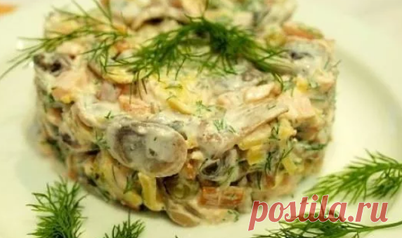 Необыкновенный салат с грибами, он никогда не остаётся на столе и не приедается!  Ингредиенты:
Шампиньоны — 300 г Сыр (тёртый) — 75 г Бекон — 4 полоски Оливковое масло — 1 ч. л. Соль Сметана — по вкусу Чеснок — 1 зубчик
Приготовление:
1. Шампиньоны мелко покрошить, обжарить на оливковом масле с солью и чесноком до готовности, время от времени помешивая.
2. Бекон нарезать крупными кусочками.
Сыр натереть.
3. В сервировочную тарелку выложить слоями: бекон, грибы, сыр.
Смазать сметаной.
4. При по…