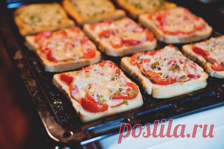 Горячие бутерброды в духовке. Отличный способ быстро и эффективно отбить внезапное нападение прожорливых подростков - Ваши любимые рецепты - медиаплатформа МирТесен Всю подлинную ценность этого простого и вкусного блюда я осознала, когда дочь подросла и к ней начали толпами ходить друзья и подружки. Горячие бутерброды под аппетитной шапкой расплавленного сыра – отличный способ быстро, эффективно и с малыми потерями сил и ресурсов отбить даже самое внезапное