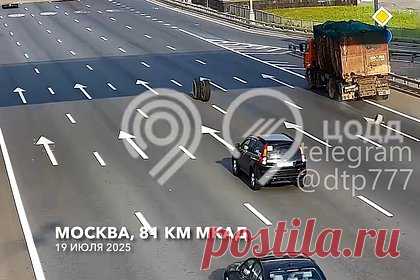 В Москве колеса грузовика разлетелись по МКАД и повредили автомобили
