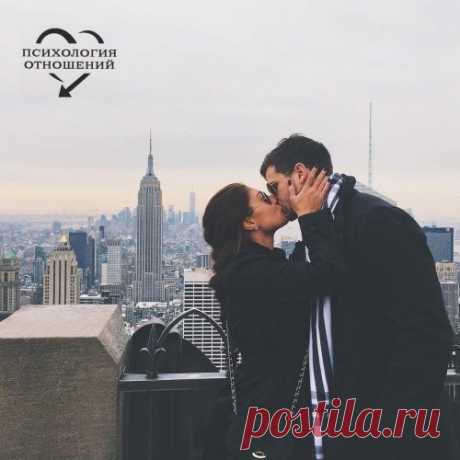 Это так важно – целовать именно те губы, смотреть именно в те глаза, обнимать именно того человека, к которому потянулась твоя душа.❤