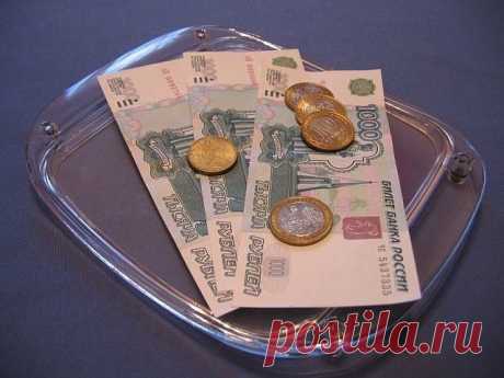 Деньги из рук в руки не передают, лучше положить на тарелочку, предназначенную для денег.
Деньги на открытом месте не держат, нужно прикрыть их газеткой, книжкой или еще чем-то.
Ключи на стол в доме не кладут, они должны висеть на крючке или на специальной полочке.
Только что полученные деньги сразу не тратят, они должны переночевать дома.
Не вытирают стол салфетками, руками.
Яйца об стол не бьют
Ложки выемкой вверх на столе не кладут.
Нож на столе не оставляйте – к безден...