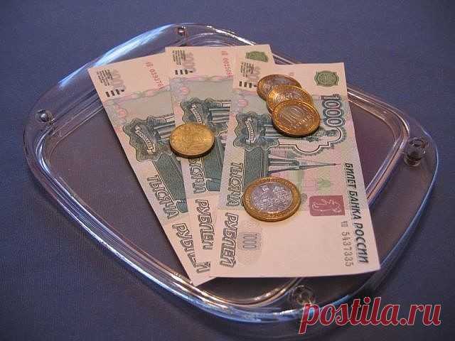 Деньги из рук в руки не передают, лучше положить на тарелочку, предназначенную для денег.
Деньги на открытом месте не держат, нужно прикрыть их газеткой, книжкой или еще чем-то.
Ключи на стол в доме не кладут, они должны висеть на крючке или на специальной полочке.
Только что полученные деньги сразу не тратят, они должны переночевать дома.
Не вытирают стол салфетками, руками.
Яйца об стол не бьют
Ложки выемкой вверх на столе не кладут.
Нож на столе не оставляйте – к безден...
