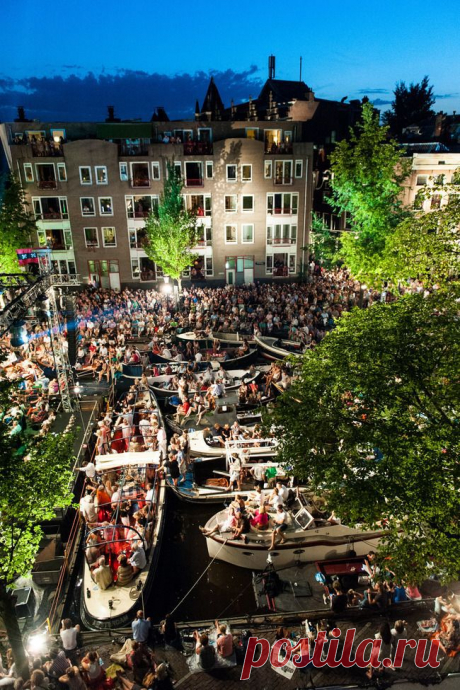 Grachtenfestival is a week-long outdoor classical music festival held every August in Amsterdam. The festival's grand finale, the free Prinsengracht Concert, is held on a floating barge on the Prinsengracht Canal in front of the Pulitzer Hotel... | Joke Zijlstra-hillebrand приколол(а) это к доске Amsterdam