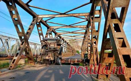 Пять человек пострадали при обрушении моста в Закарпатье. На Украине в Закарпатье в районе автотрассы Н 09 обрушился мост через реку Тересва, пострадали пять человек.
