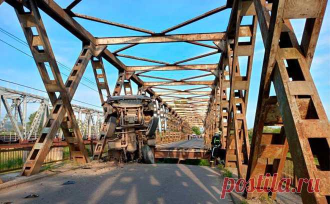 Пять человек пострадали при обрушении моста в Закарпатье. На Украине в Закарпатье в районе автотрассы Н 09 обрушился мост через реку Тересва, пострадали пять человек.