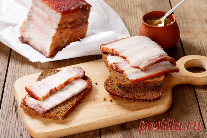 Сало получается, как копченое! Но коптить мы его не будем! Вам понадобится: 1 кг сала с мясной прослойкой, 2 головки чеснока, 3 ст. л. черного молотого перца; Для рассола: 2 горсти шелухи...