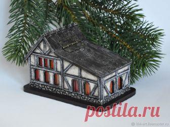 Мастерим необычное ёлочное украшение «Домик с секретом» Идея создания этой работы пришла в ту же минуту, как я увидела эту простенькую заготовку для раскрашивания. Я не люблю декорировать бесполезные предметы. Этот домик был именно таким.