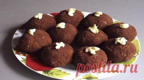 Заварное пирожное "Картошка" 

Ингредиенты: 

● заварной крем 
● 200 мл молока 
● 100 г масла 
● 2 столовые ложки сахара 
● 2 чайные ложки муки 
● 1 яйцо 
● ванилин 
● 300 г крошки от печенья 
● 2 столовые ложки какао 
● 50 г орехов (по желанию!) 

Приготовление: 

Орехи измельчить или перемолоть на мясорубке, перемешать с крошкой. Добавить какао. Готовим заварной крем: Сахар муку и ванилин залить небольшим количеством молока (перемешать венчиком, чтобы не было комочков!)....