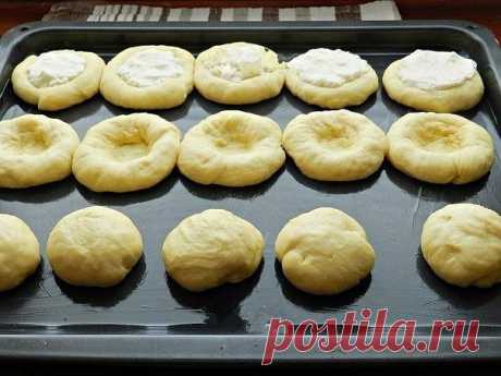 Домашние ватрушки с творогом

Ватрушки с творогом - прекрасная домашняя выпечка, знакомая нам с детства. Я люблю, чтобы тесто для ватрушек было сдобным, а начинка - сладкой. По этому рецепту творожные ватрушки получаются очень вкусными, пышными и ароматными.

Ингредиенты:

Для теста:
1 яйцо;
2 ст. л. сахара;
1/2 пакетика ванильного сахара;
1/4 ч. л. соли;
250 мл молока;
500-550 г муки;
1 ст. л. сухих дрожжей;
80 г сливочного масла.

Для начинки:
500 г творога;
2-3 ст. л. с...