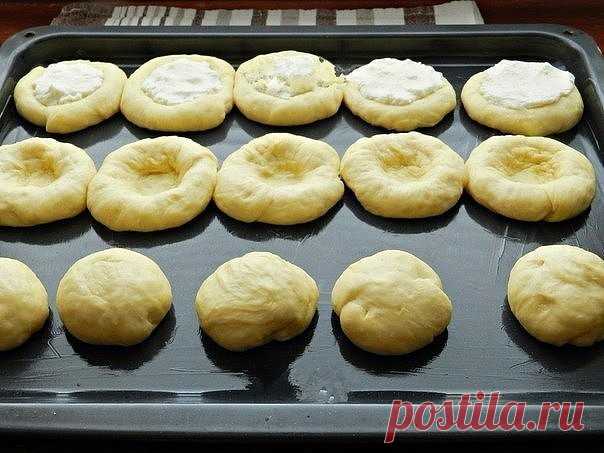 Домашние ватрушки с творогом

Ватрушки с творогом - прекрасная домашняя выпечка, знакомая нам с детства. Я люблю, чтобы тесто для ватрушек было сдобным, а начинка - сладкой. По этому рецепту творожные ватрушки получаются очень вкусными, пышными и ароматными.

Ингредиенты:

Для теста:
1 яйцо;
2 ст. л. сахара;
1/2 пакетика ванильного сахара;
1/4 ч. л. соли;
250 мл молока;
500-550 г муки;
1 ст. л. сухих дрожжей;
80 г сливочного масла.

Для начинки:
500 г творога;
2-3 ст. л. с...