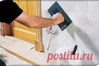 Имитация каменной кладки 

Материал: 
- шпаклевка, усиленная целлюлозой 
- акрил-лазурь с блеском: светлый дуб, белая, светло-серая 
Инструменты: 
- кельма (гладилка) 
- строительный уровень 
- мастерок 
- натуральная губка 
- различные кисти 
- малярная лента (скотч) 

1. шаг 
Предварительно ограничьте рабочую поверхность стены: приклейте на выбранном уровне малярную ленту. Шпаклевку размешайте до пастообразной консистенции и с помощью кельмы нанесите ее на стену равномер...