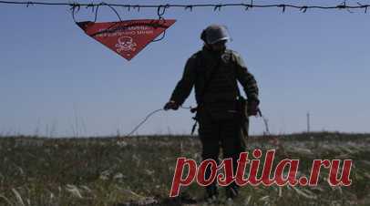 «Минимизация участия человека»: какие средства дистанционного разминирования создаются для ВС РФ. В ближайшее время в инженерные войска начнутся поставки усовершенствованного радиоэлектронного средства для подрыва зарядов РПЗ-8М1, сообщает пресс-служба Минобороны РФ. В ходе модернизации были уменьшены массогабаритные параметры устройства и улучшены его эксплуатационные качества. В настоящее время в арсенал средств дистанционного минирования ВС РФ входит машина «Листва», излучающая СВЧ-импульс.…