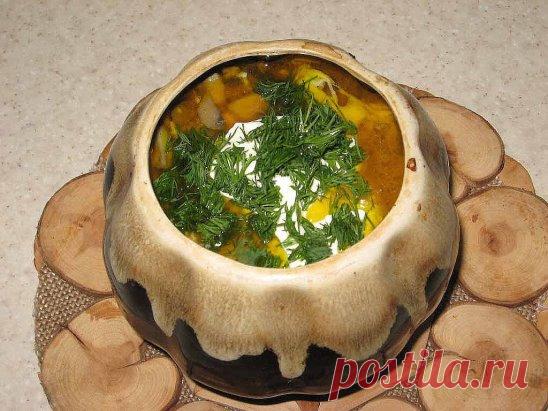 17 ПОТРЯСАЮЩИХ РЕЦЕПТОВ БЛЮД В ГОРШОЧКАХ НА ПРАЗДНИК, И НА КАЖДЫЙ ДЕНЬ!!!  Не забудьте сохранить к себе на страницу эти рецепты!  Как это сделать, смотрите под рецептом!
  1.ЖАРКОЕ ИЗ КУРИЦЫ ПО-РУССКИ
Ингредиенты: 
Курица весом примерно 1 кг,  400 г репчатого лука,
 50 г изюма,  50 г ядер грецкого ореха, 50 г свежих грибов, 
15 г сливочного масла,  свежая зелень, соль, молотый черный перец. 
Для соуса:
 25 г муки высшего сорта, 400 г сметаны,  25 г сливочного масла. 
Приго...