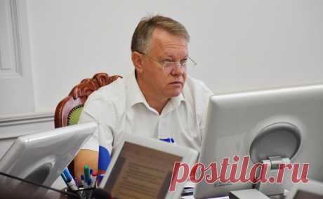 Мэр Пензы призвал не создавать на зданиях школ некрополи. Мэр Пензы, комментируя установку в школах памятных досок участникам спецопераций, призвал подумать о детской психике. Увековечить память героев он предложил после победы