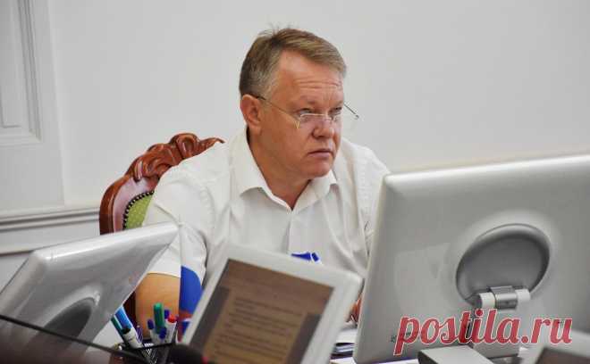 Мэр Пензы призвал не создавать на зданиях школ некрополи. Мэр Пензы, комментируя установку в школах памятных досок участникам спецопераций, призвал подумать о детской психике. Увековечить память героев он предложил после победы