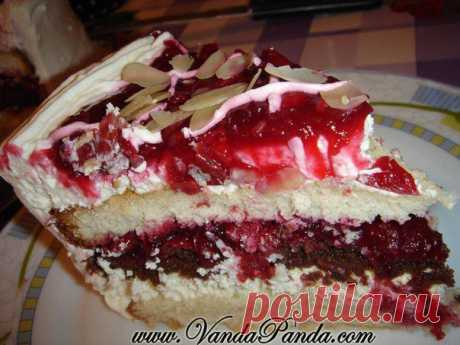 Торт с вишневым и сметанным кремом с бисквитными коржами и миндальной посыпкой