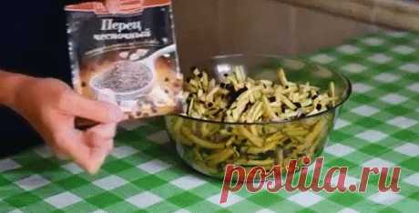 БАКЛАЖАНЫ по вкусу КАК ГРИБЫ

Ингредиенты:

600 грамм баклажанов
2 яйца
соль, перец чесночный
гранулированный чеснок
растительное масло.

Готовим

Баклажаны нарезать соломкой.
Складываем в миску солим перчим.
Яйца перебиваем венчиком до однородности.
Добавляем яйца в баклажаны и всё хорошо перемешиваем.
На хорошо разогретую сковородку с маслом выкладываем баклажанную смесь и жарим до готовности.
По вкусу как микс из грибов!
Вкус яиц совершенно не ощущается.
Очень похоже и ...
