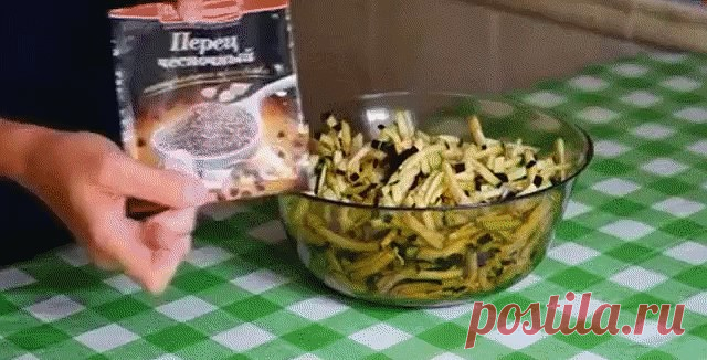 БАКЛАЖАНЫ по вкусу КАК ГРИБЫ

Ингредиенты:

600 грамм баклажанов
2 яйца
соль, перец чесночный
гранулированный чеснок
растительное масло.

Готовим

Баклажаны нарезать соломкой.
Складываем в миску солим перчим.
Яйца перебиваем венчиком до однородности.
Добавляем яйца в баклажаны и всё хорошо перемешиваем.
На хорошо разогретую сковородку с маслом выкладываем баклажанную смесь и жарим до готовности.
По вкусу как микс из грибов!
Вкус яиц совершенно не ощущается.
Очень похоже и ...