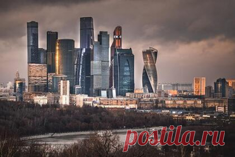 Определены районы Москвы с самым дорогим съемным жильем. Средняя стоимость аренды «однушек» в Пресненском районе Москвы достигла 111 тысяч рублей в месяц. Район возглавил рейтинг локаций столицы с самыми высокими ставками аренды жилой недвижимости. На втором месте списка оказался район Хамовники, на третьем — окрестности Тверской улицы.