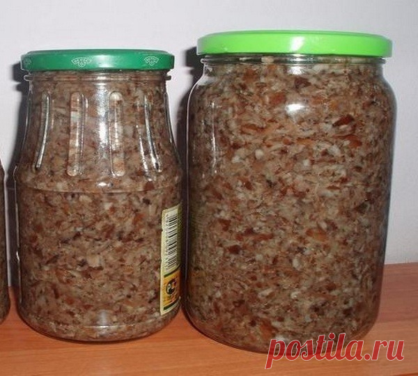 КАК ПРИГОТОВИТЬ ГРИБНУЮ ИКРУ 
Сохрани на стену чтобы не потерять.
Соседи у меня просто замечательные, принесли мне два ведра опят. В этом году у нас урожай на эти грибы. Приготовила я икру, угостила соседей и вам рецептик хочу написать.
На 2 кг отварных грибов(варить 15 мин) взять 300 г репчатого лука мелко порезать,300 г моркови натереть на крупной тёрке. 
Обжарить лук и морковь в растительном масле.
Отварные грибы, обжаренные овощи, перекрутить на мясорубке, добавить 1 с...