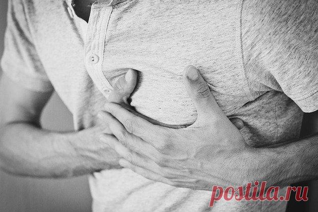 Как быстро снять приступ стенокардии Давящая боль, тяжесть в грудной клетке — с такими симптомами сталкивается каждый третий человек старше 50 лет. Особенно тяжко летом, в огородный сезон. Как вести себя, если прихватило сердце? С этим заболеванием шутить нельзя — если стенокардия участится, может случиться инфаркт миокарда. Что касается самой боли, то при стенокардии она возникает за грудиной и отдает в межлопаточную область, […]