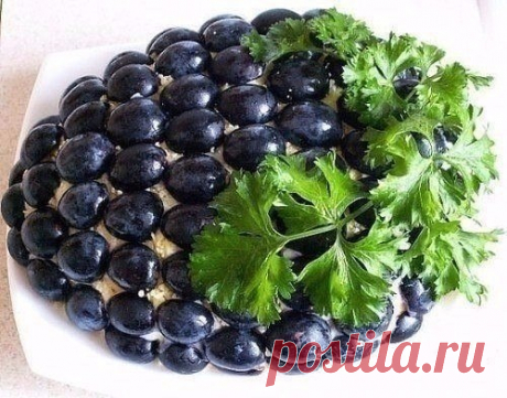 Салат с курицей «Гроздь винограда» Кулинарное искусство: Салат с курицей «Гроздь винограда».Ингредиенты: -400 г филе копченой курицы -300 г твердого сыра ...