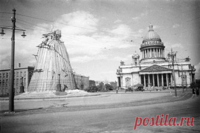 Суперфосфат против супостата. Как спасли Ленинград от авиации нацистов. Исторические памятники маскировали и прятали в землю, а на чердаках домов горожане «химичили», чтобы не дать им загореться.