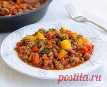 ​Чили с тыквой Очень сытное и вкусное блюдо. Если вы не любите очень острую пищу, возьмите только половинку перца чили и нарежьте его мелко.Ингредиенты:Тыква &mdash; 400 г&nbsp;Фарш мясной &mdash; 350 г&nbsp;Лук репчатый &mdash; 1 шт.&nbsp;Перец болгарский &mdash; 1 шт.&nbsp;Перец чили &mdash; 1...