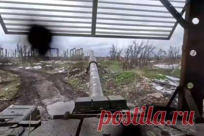 Военкоры показали продолживший движение после попадания российский танк. Российский танк Т-72Б3 выдержал прямое попадание в лоб в Марьинке. На видео видно, как в движущийся танк влетает снаряд, после чего бронемашина продолжает движение. При этом из явных повреждений видны разбитые приборы наблюдения, через которые и велась съемка. Экипаж выжил и позднее был благополучно эвакуирован на базу