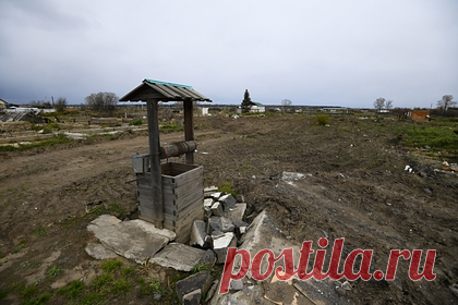 Российская пенсионерка собирала сливы и провалилась в колодец с ледяной водой. Под Зеленоградском Калининградской области пенсионерка провалилась в колодец с ледяной водой и просидела там более двух часов. Об этом сообщил очевидец случившегося. По словам свидетельницы ЧП, она услышала крики о помощи через открытое окно машины. Она остановилась у колодца и вызвала медиков.