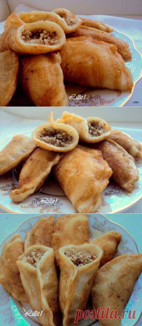 Атаеф (Atayef)– ливанские блины с начинкой

Очень вкусные, ароматные. необычные блины с неповторимой восточной ноткой. Обе начинки имеют свое очарование, даже не могу сказать какой больше понравился:) У меня масленица уже началась!:))) Осталось побыстрее сжечь чучело зимы:)))