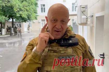 В Госдуме назвали три толкнувших Пригожина на мятеж фактора. Главу частной военной компании (ЧВК) «Вагнер» Евгения Пригожина на мятеж толкнули три фактора: деньги, амбиции и возбужденное состояние. Эти причины бунта назвал депутат Госдумы Андрей Картаполов. По его мнению, именно сочетание трех этих факторов вылилось в «попытку государственной измены».