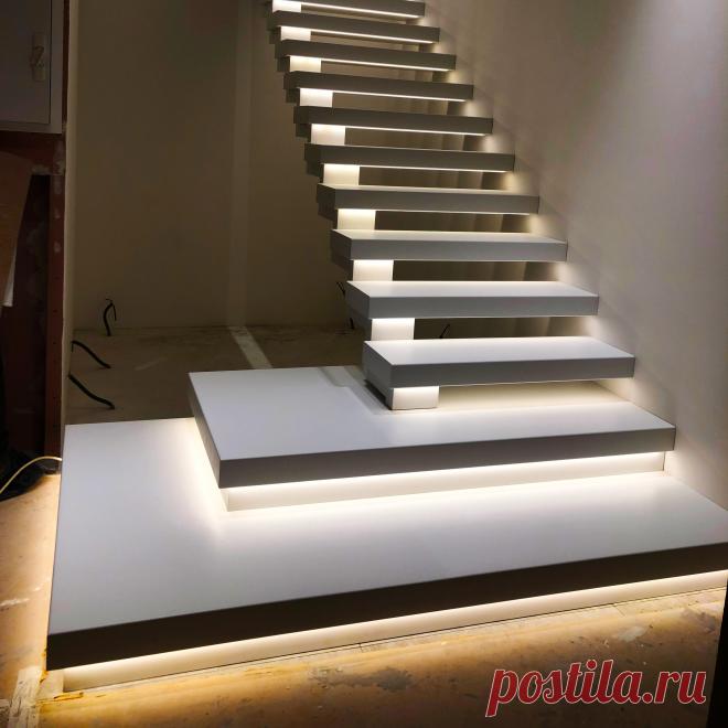 Лестница на косоуре и перилами из стекла