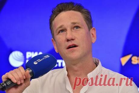 Российский актер передал помощь бойцам в зоне спецоперации на Украине. Российский актер театра и кино Антон Шагин передал помощь бойцам спецназа в рамках проекта «Все для Победы!» Общероссийского Народного Фронта (ОНФ). Военные выполняют задачи в зоне спецоперации на Украине. В конце февраля ОНФ попало в десятый пакет санкций ЕС против России.