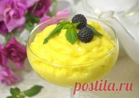 ГОТОВИМ ЗАВАРНОЙ КРЕМ ЗА 3 МИНУТЫ
ИНГРЕДИЕНТЫ:
● желтки яичные (у меня от домашних яиц) – 2 шт. 
● сахар – 40 г 
● ванильный сахар – 1 ч.л. 
● молоко холодное – 200 мл 
● мука пшеничная – 20 г 
● масло сливочное – 80 г
ПРИГОТОВЛЕНИЕ:
В стеклянную кастрюльку выкладываем яичные желтки – у меня, как видите, они от домашних яиц. От их насыщенного цвета будет зависеть и цвет готового крема. Далее пускаем смесь обычного и ванильного сахара.

Смешиваем желтки и сахар с помощью ве...