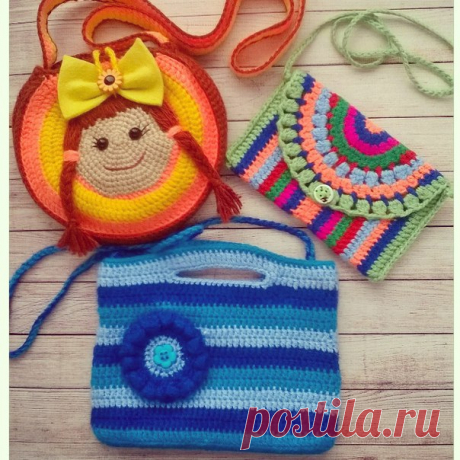 Сумочки размером 15*9,5(цветная), 19*14*2 (голубая), 16*3 (желто-оранжевая). Связаны из акрила. Внутри хлопковый подклад. В наличии.
#творюдоброслюбовью
