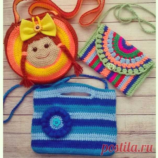 Сумочки размером 15*9,5(цветная), 19*14*2 (голубая), 16*3 (желто-оранжевая). Связаны из акрила. Внутри хлопковый подклад. В наличии.
#творюдоброслюбовью