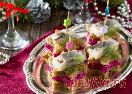 Канапе с селедкой – 10 рецептов на праздничный стол (с фото)