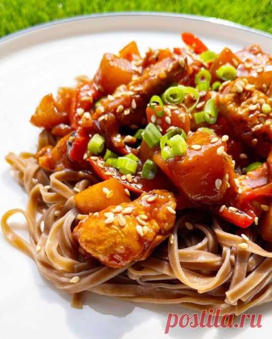 Курочка по-пекински Ингредиенты:433г куриного филе 60г болгарского перца 357г ананаса ( можно консервированного) 2 г оливкового  масла 25г кукурузного крахмала 100 г соевого соуса подсластитель 30г томатной пасты 10г рисового уксуса  5г кунжута 30 г имбиря...
