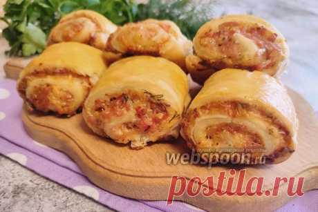 Слоёные рулетики с сардельками и сыром                 Слоёные рулетики с начинкой в духовке 
Сегодня предлагаю приготовить сытную, быструю закуску из готового слоёного дрожжевого теста. 
Мини-рулеты с начинкой из сарделек и сыра готовятся достаточно просто и из небольшого количества ингредиентов. Такая выпечка будет хороша в качестве перекуса или её можно взять с собой на работу либо учебу.  
Обязательно побалуйте себя и близких такими рулетиками.