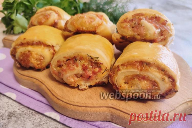 Слоёные рулетики с сардельками и сыром                 Слоёные рулетики с начинкой в духовке 
Сегодня предлагаю приготовить сытную, быструю закуску из готового слоёного дрожжевого теста. 
Мини-рулеты с начинкой из сарделек и сыра готовятся достаточно просто и из небольшого количества ингредиентов. Такая выпечка будет хороша в качестве перекуса или её можно взять с собой на работу либо учебу.  
Обязательно побалуйте себя и близких такими рулетиками.
