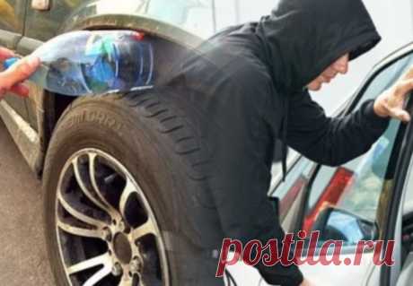 Внимание! О чем говорит подложенная бутылка на колесе? Автомобильный мир предполагает, что на дорогах ездят люди не самой бедной прослойки, а это значит, здесь есть место всевозможным ворам и мошенникам, которые промышляют угонами автомобилей и ограблению салонов автомобилей, так называемые барсеточники. Одна из новых уловок угонщиков в последние годы набрала огромную популярность, поэтому стоит об этом знать каждому автолюбителю, чтобы не попасть на …