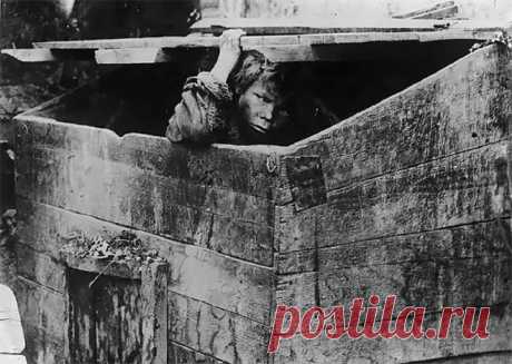 Редкие фотографии: беспризорники России 20-х годов (20 фото) | Чёрт побери Конец гражданской войны был отмечен разгулом беспризорщины в России. Миллионы осиротевших детей жили на улице, кормясь милостыней или мелкой уголовщиной. Эта редкая подборка фотоснимков - ваш шанс воочию увидеть российских беспризорников 20-х и осознать всю отчаянность их положения. Беспризорники на Николаевском вокзале в Москве, 1920 год Бездомные дети. Москва, 1922 год Беспризорники за игрой в кар...