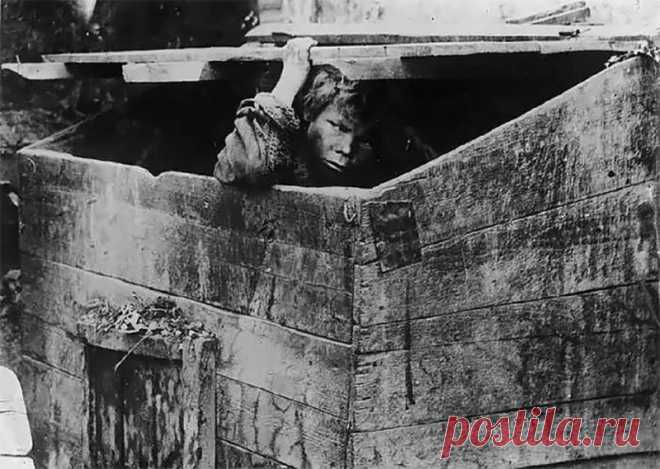 Редкие фотографии: беспризорники России 20-х годов (20 фото) | Чёрт побери Конец гражданской войны был отмечен разгулом беспризорщины в России. Миллионы осиротевших детей жили на улице, кормясь милостыней или мелкой уголовщиной. Эта редкая подборка фотоснимков - ваш шанс воочию увидеть российских беспризорников 20-х и осознать всю отчаянность их положения. Беспризорники на Николаевском вокзале в Москве, 1920 год Бездомные дети. Москва, 1922 год Беспризорники за игрой в кар...